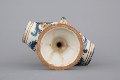 Un ensemble de 3 pichets trompeurs en forme de tonneau, Talavera, Espagne, ca. 1820
